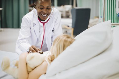 Çocuk doktoru genç bir kızın sağlık kontrolünden çıkıyor