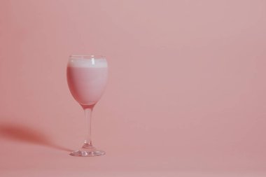 Bir bardak şarap şirin pembe süslü içecek