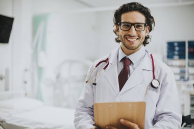 Bir pano ile mutlu doktor