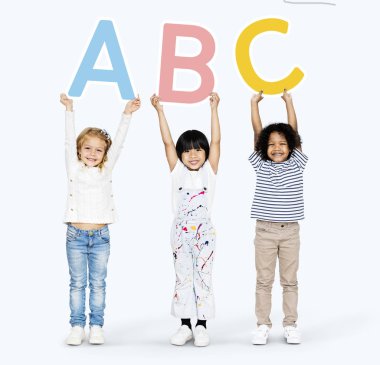 Abc öğrenme çeşitli mutlu çocuklar