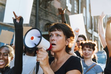 Bir protesto bir megafon ile Feminist
