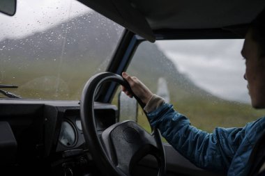 Adam eski bir Suv dağlık bölgelerde sürüş