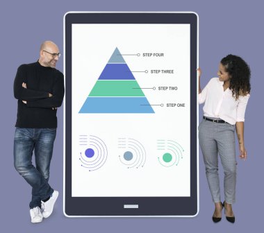 İş adamları iş adımları bir piramit grafik tarafından sunulması