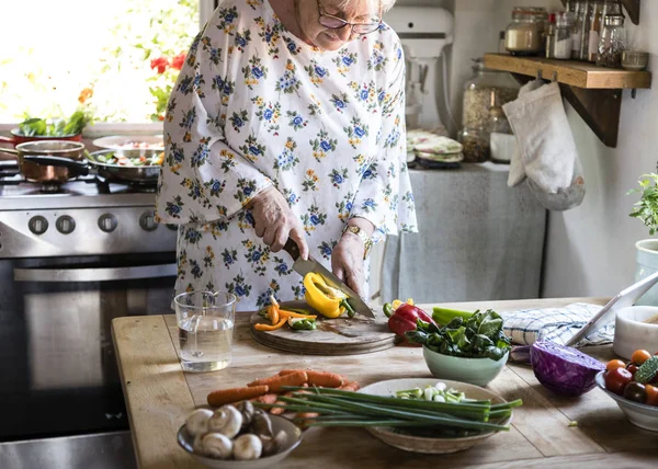 Seniorin Kocht Ländlicher Küche — Stockfoto