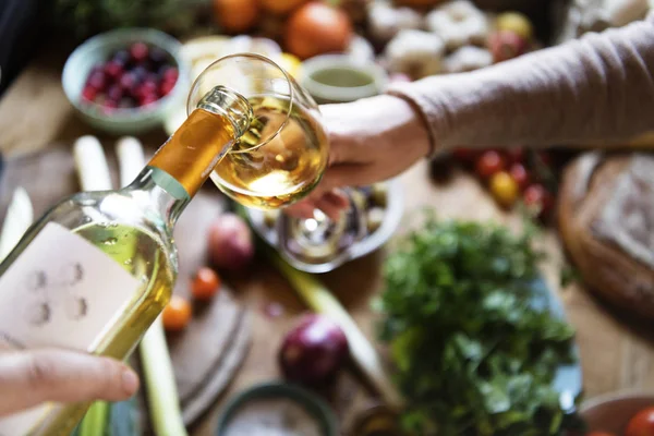 Paar Mit Weißwein Beim Kochen Der Küche — Stockfoto