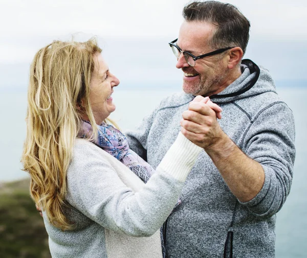 Romántica Pareja Mayor Bailando Aire Libre — Foto de Stock