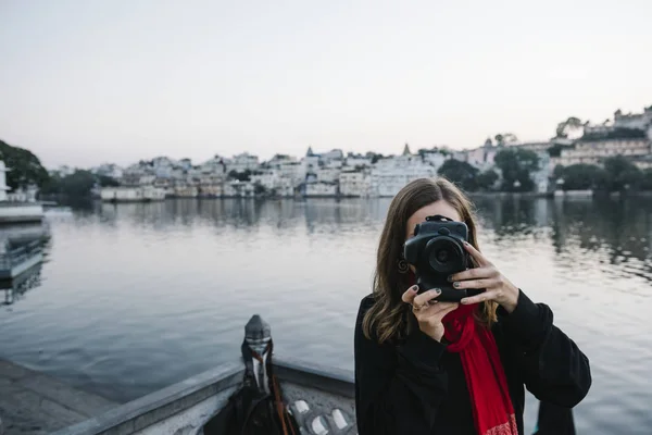 Donna Occidentale Cattura Una Vista Della Città Udaipur India — Foto Stock