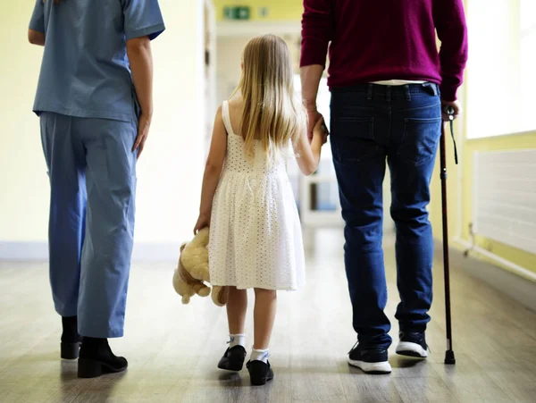 看護師が廊下を患者の歩行 — ストック写真