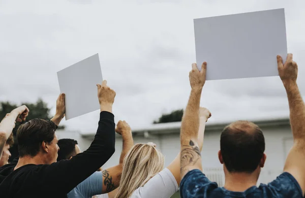 Zadní Pohled Aktivisty Zobrazující Noviny Při Protestování — Stock fotografie