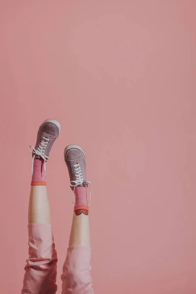 女人的腿穿着粉红的裤子在空中飞舞 — 图库照片