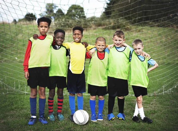 Junior Voetbal Team Staande Samen — Stockfoto