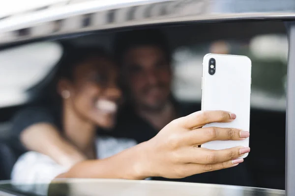 Glückliches Und Liebevolles Paar Beim Selfie Auto — Stockfoto