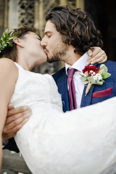 Bräutigam Hebt Seine Schöne Braut Die Höhe — Stockfoto