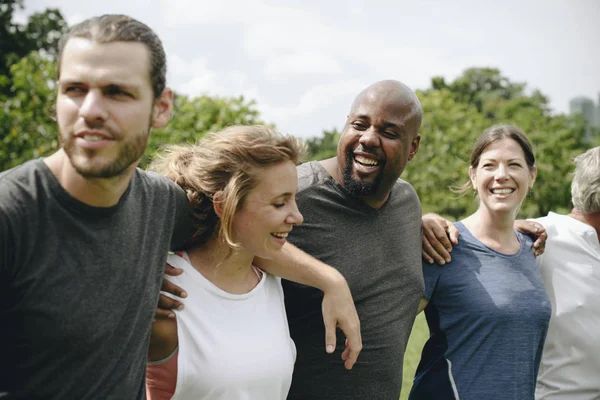 Grupo Personas Abrazándose Parque — Foto de Stock