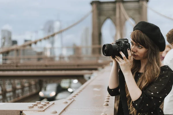 Fotógrafo Tira Uma Foto Brooklyn Bridge Eua — Fotografia de Stock