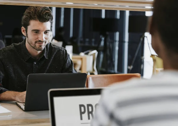 Les Gens Qui Travaillent Leurs Ordinateurs Portables Bureau — Photo