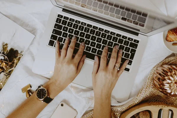 Woman Sitting Working Her Laptop Bed — Stock Photo, Image