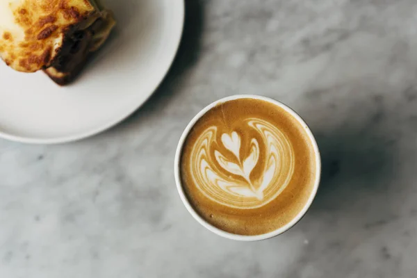 Panino Una Tazza Caffè Tavolo — Foto Stock