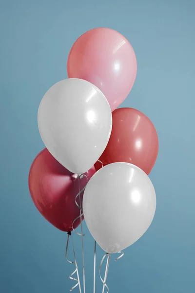 白色和柔和的粉红色气球 — 图库照片