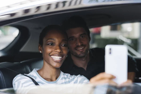 Glückliches Und Liebevolles Paar Beim Selfie Auto — Stockfoto