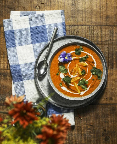 Sopa Tomate Colorida Vegan Servindo Uma Mesa Madeira — Fotografia de Stock