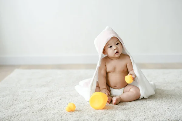 Baby Een Badhanddoek Met Rubberen Eenden — Stockfoto