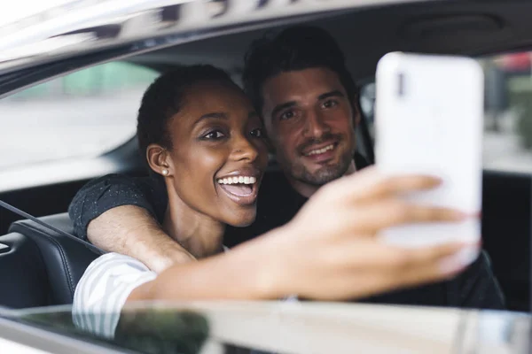 Glückliches Und Liebevolles Paar Beim Selfie Auto — Stockfoto