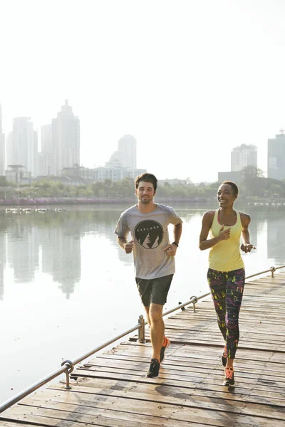 市内の公園でジョギングするフィットネスカップル — ストック写真