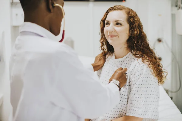 Dokter Memeriksa Pasien Wanita — Stok Foto