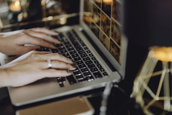 Vrouw Die Haar Blog Een Laptop Werkt — Stockfoto