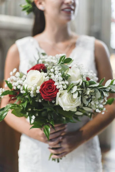 Braut Mit Einem Strauß Rosen — Stockfoto