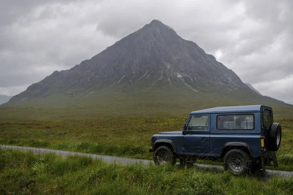 Suv Uma Estrada Através Das Terras Altas Escocesas — Fotografia de Stock