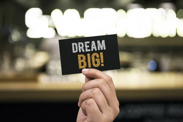 Hand Som Håller Ett Svart Papperskort Med Dream Big Lydelse — Stockfoto