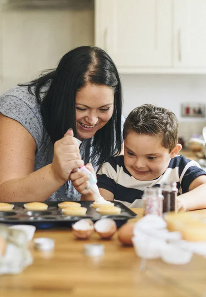 Anya Segítő Fiát Hogy Tedd Cupcakes Cukormáz — Stock Fotó