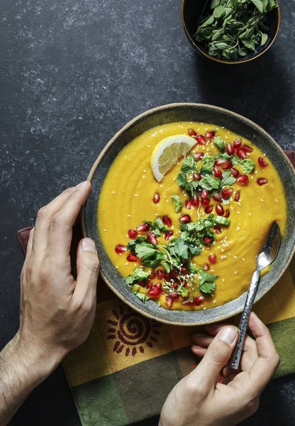 Sopa Abóbora Fresca Coberta Com Sementes Salsa Romã — Fotografia de Stock