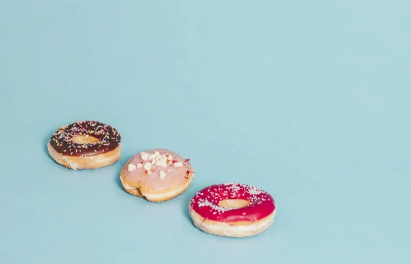 Färgglada Välsmakande Glaserade Donut Med Strössel — Stockfoto