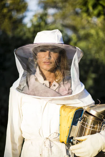 喫煙者とポーズをとる養蜂家 — ストック写真