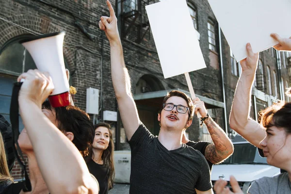 Szczęśliwych Protestujących Marszu Przez Miasto — Zdjęcie stockowe