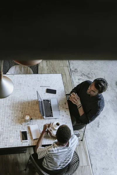 Onorevoli Colleghi Che Discutono Loro Lavoro Computer Portatile — Foto Stock