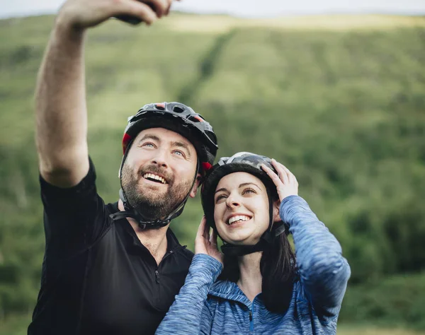 Casal Tirando Uma Selfie Passeio Bicicleta — Fotografia de Stock