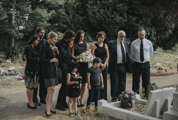 Family Giving Last Goodbyes Cemetery — Stock Photo, Image