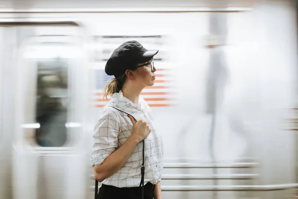 Una Donna Premurosa Attesa Treno Binario Della Metropolitana — Foto Stock