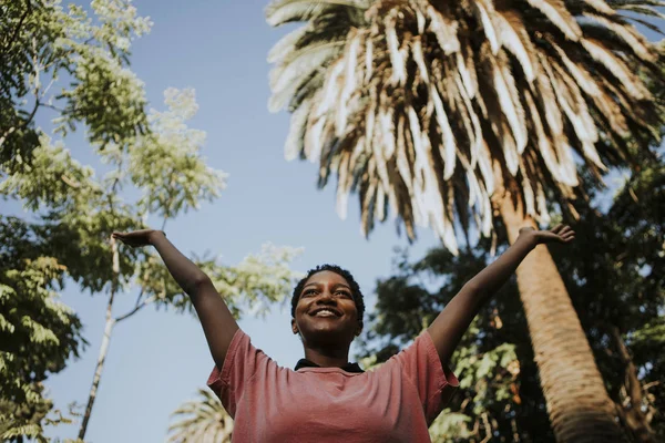 Счастливая Женщина Чувствует Себя Свободной Парке — стоковое фото