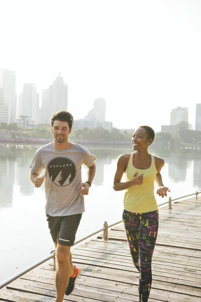 Pareja Fitness Corriendo Parque Ciudad —  Fotos de Stock