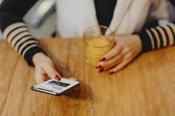 Donna Che Beve Bicchiere Succo Frutta Controlla Suo Telefono — Foto Stock