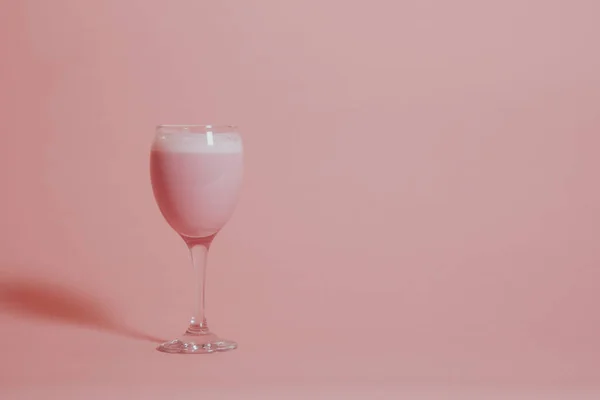 Jolie Boisson Rose Dans Verre Vin — Photo