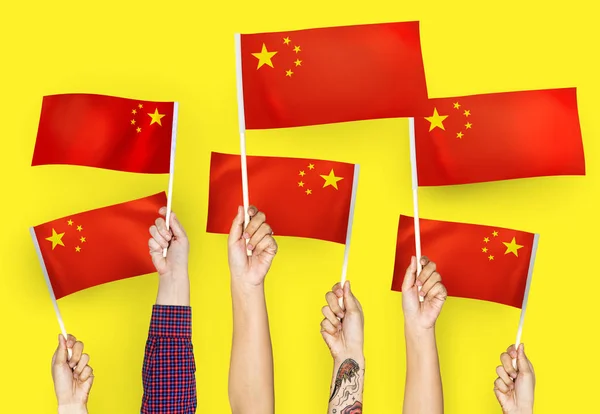 Çin Bayrakları Sallayarak Elleri — Stok fotoğraf