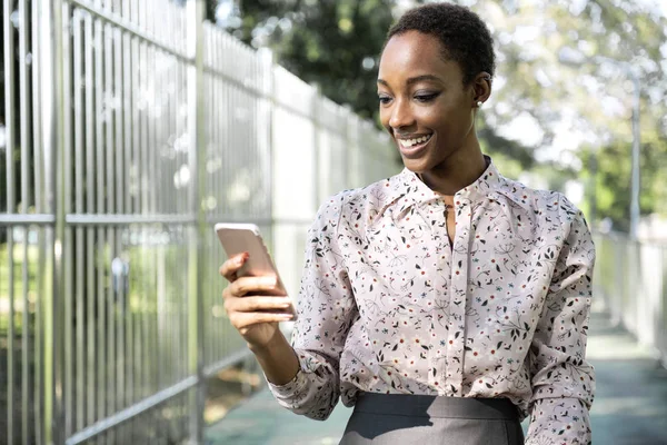 Zwarte Dame Texting Haar Telefoon Tijdens Het Lopen Het Park — Stockfoto