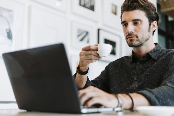 Uomo Che Beve Caffè Mentre Lavora — Foto Stock