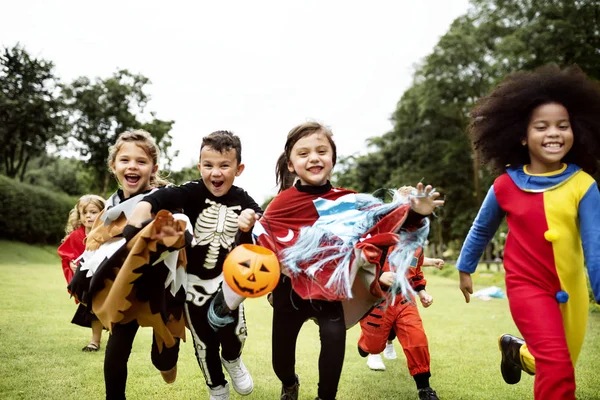 Kleine Kinder Auf Einer Halloween Party — Stockfoto